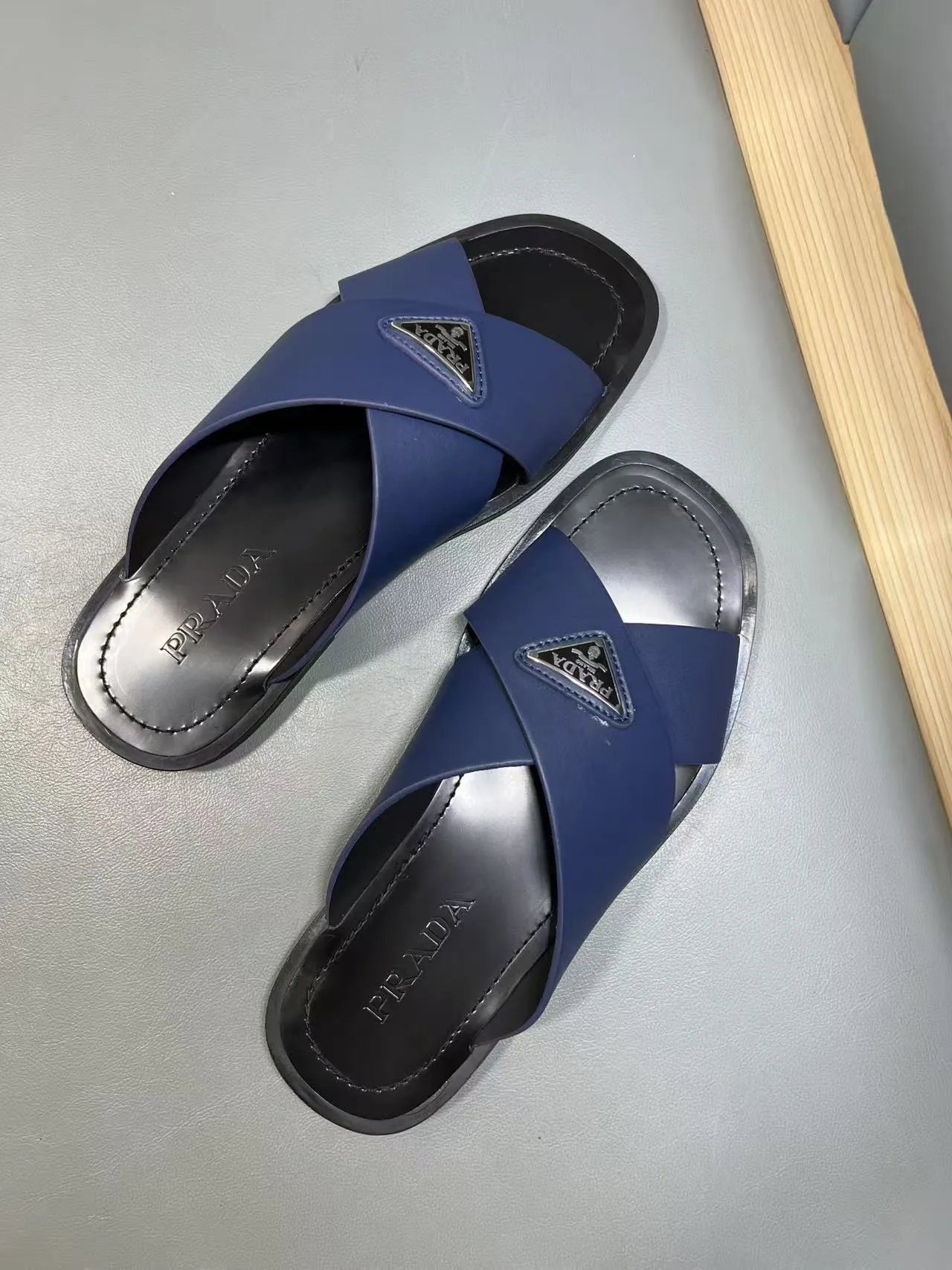 340💰PRADA Prada’s latest slippers are synchronized with the official website. This slipper is made of the brand’s unique and iconic Saffiano leather. The brand logo jumps out from the double straps, and the brand style is clearly visible. Cowhide gives men elegant charm and functional design, making it an ideal choice for vacation and leisure. Size:38-45